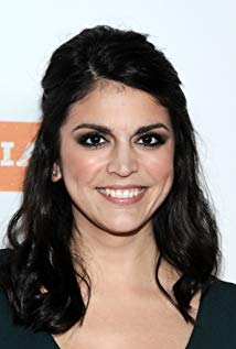 How tall is Cecily Strong?